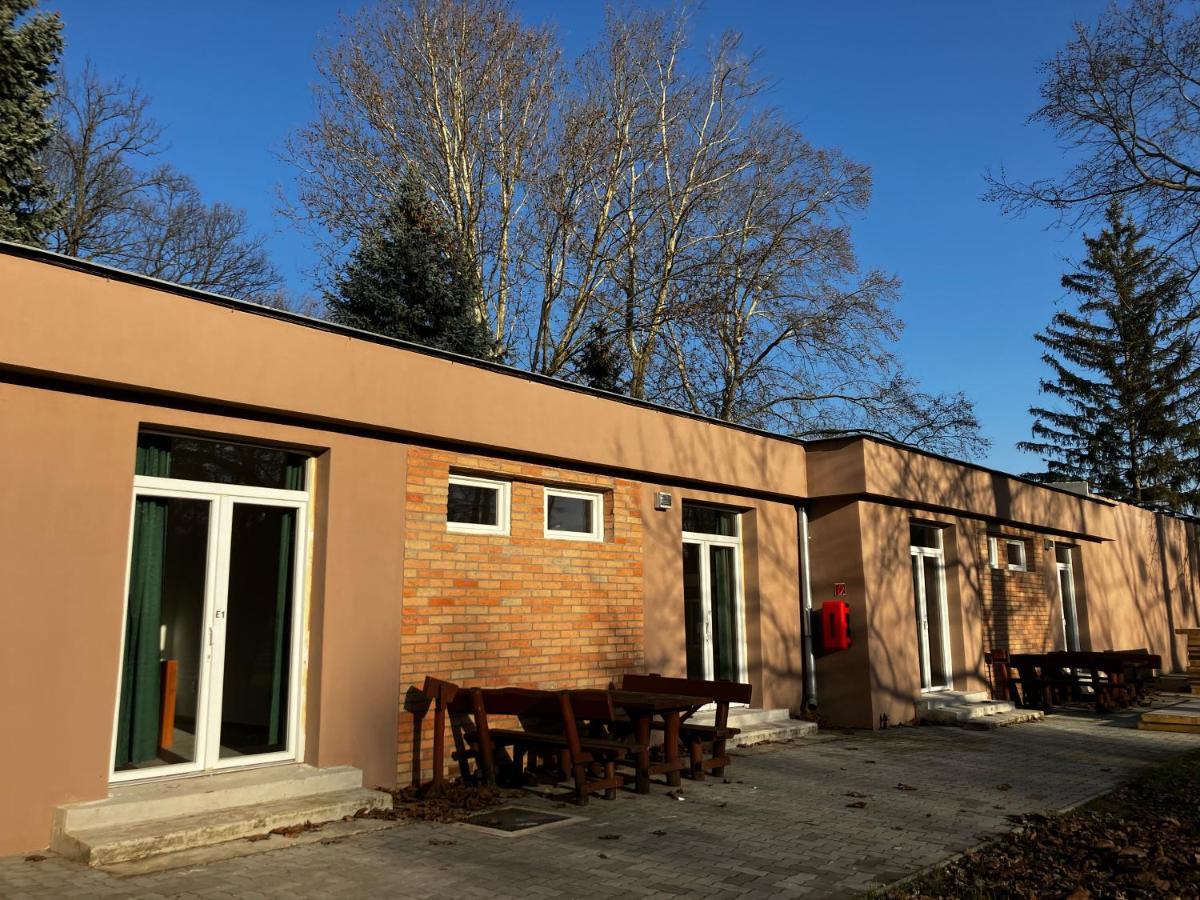 Oereg-To Youth Hostel Тата Экстерьер фото