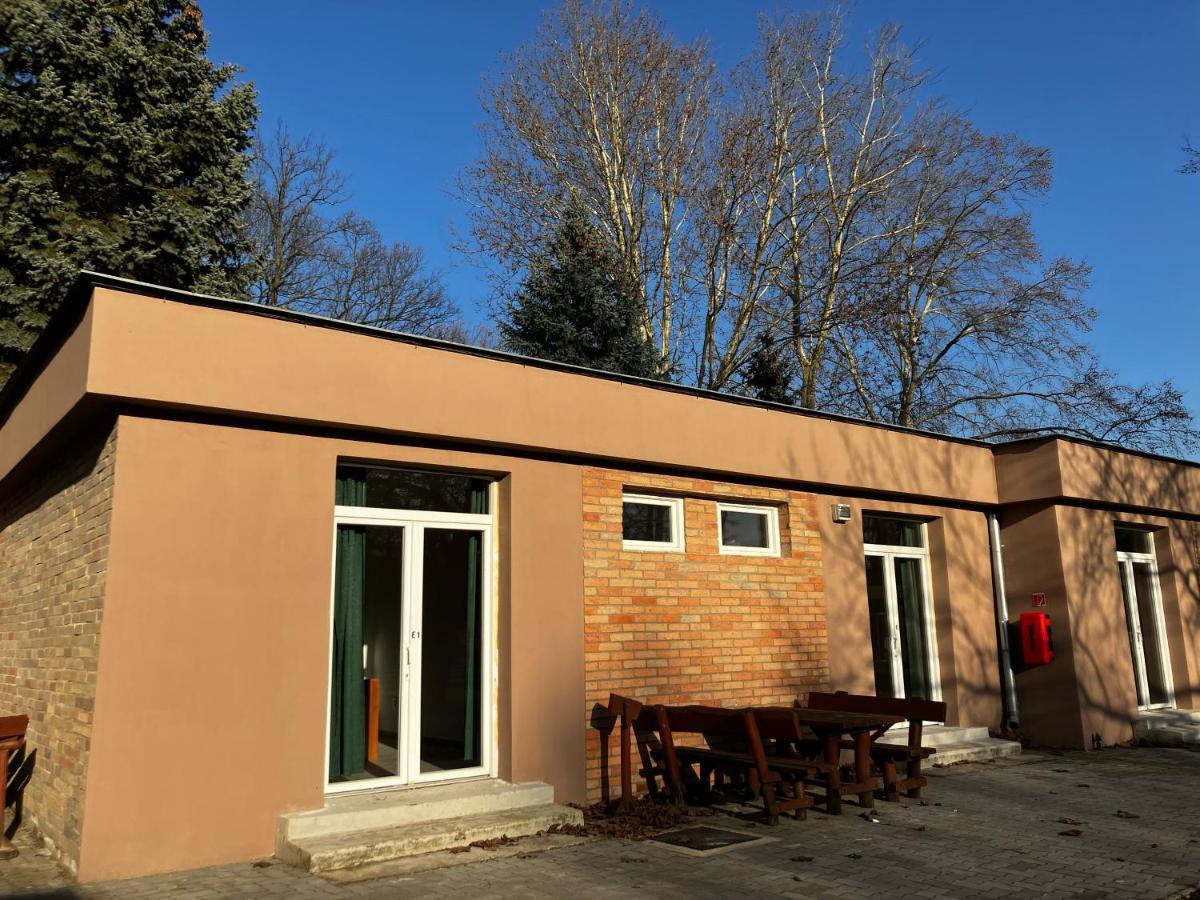 Oereg-To Youth Hostel Тата Экстерьер фото
