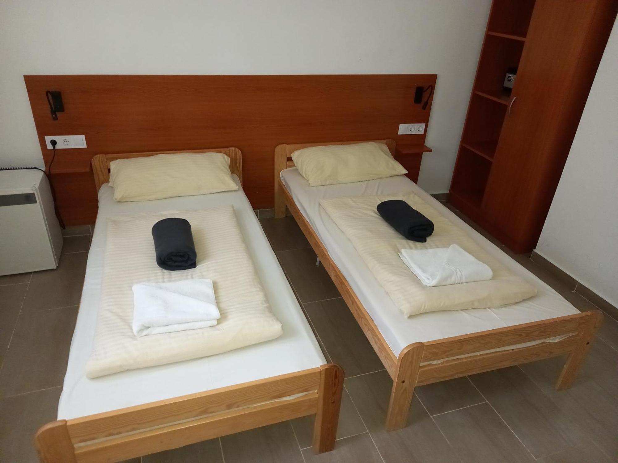 Oereg-To Youth Hostel Тата Экстерьер фото